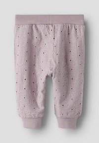 Pantalons en coton lilas clair avec un design à œillets et des motifs floraux, taille élastique et poignets ajustés. Texture lisse sur l'ensemble.