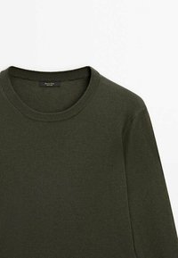 Pull vert foncé à col rond avec col côtelé et manches longues, présenté à plat sur un fond blanc.