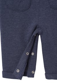 Marineblauer Kinder-Overall aus weichem Stoff, mit Druckknöpfen entlang der Beine, umgeschlagenem Saum und vorderen Taschen. Glatte Textur.