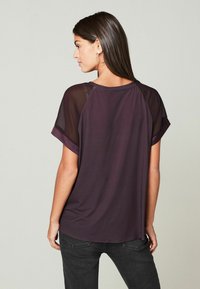 Next PLISSÉ SHORT SLEEVE STANDARD - Bluse - plum purple