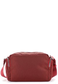 Czerwona torba na ramię z teksturowanej tkaniny, o prostokątnym kształcie, z suwakiem na górze i regulowanym paskiem. Posiada srebrne okucia i szwy.