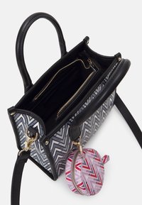 Borsa a mano in pelle nera con un corpo a motivo zigzag in grigio e viola. Include una pochette tonda con zip abbinata, attaccata da una hardware dorata.