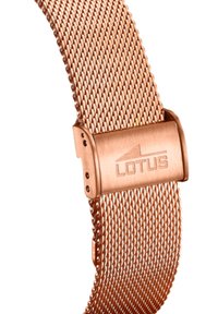 Bracelet de montre en maille rose doré avec une texture lisse, présentant un fermoir estampillé du logo "LOTUS" et un design à maillons ajustables.