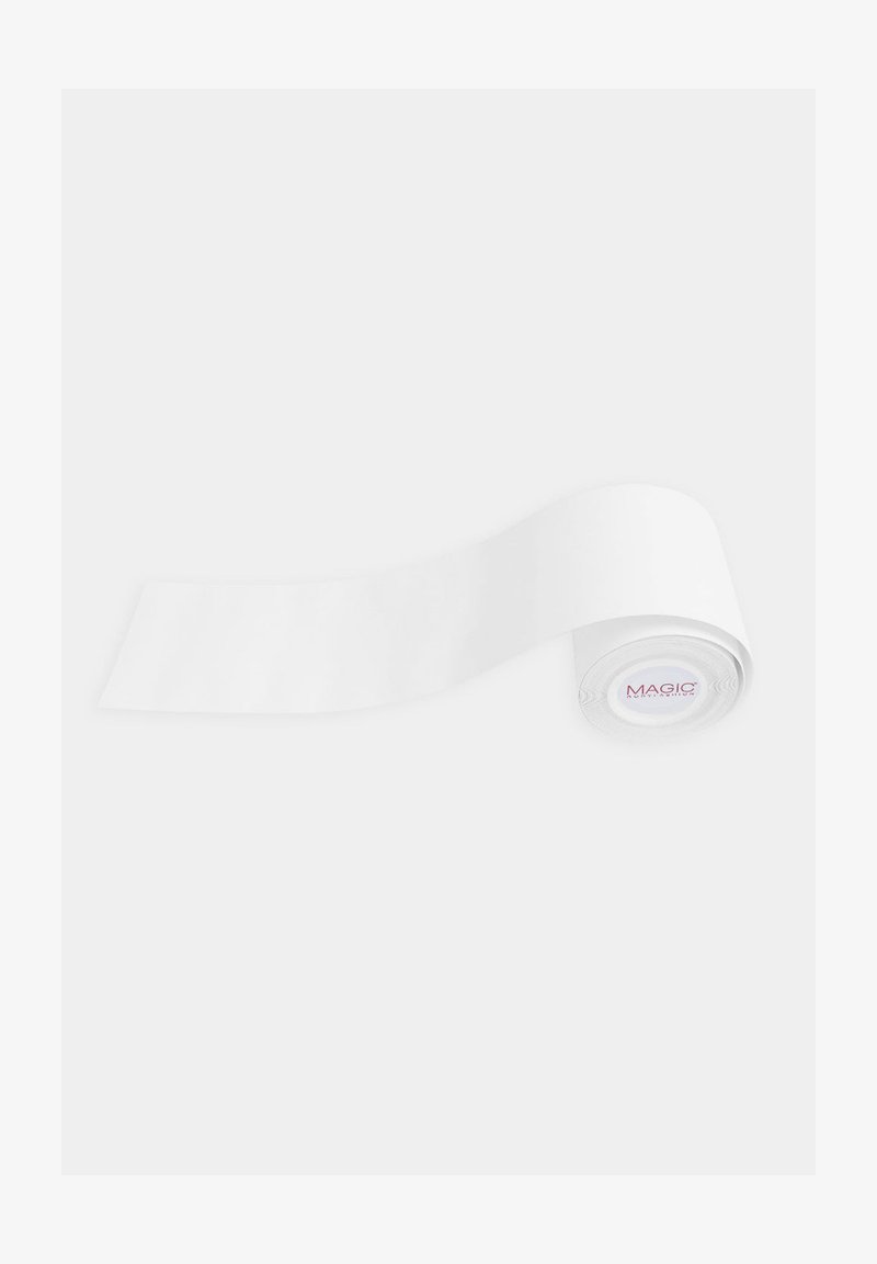 Witte rol sport- of kinesiologietape gedeeltelijk uitgerold op een egale lichte achtergrond met de tekst "MAGIC" op de kern.