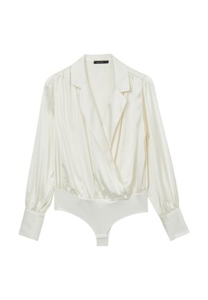 Bodysuit en satin ivoire avec de longues manches bouffantes, un col châle et une taille ajustée. Texture lisse avec une silhouette épurée et sans motifs.