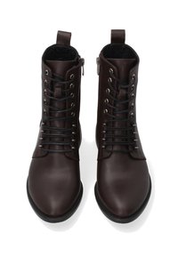 Brązowe skórzane botki za kostkę o gładkim wykończeniu, z przodem sznurowanym i srebrnymi oczkami. Posiadają zamek błyskawiczny po boku oraz pętelkę ułatwiającą zakładanie.