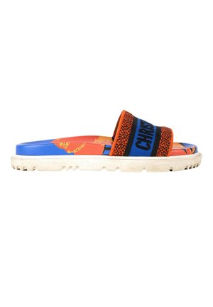 Sandale slide avec bride tissée orange, bleue et noire affichant le texte "CHRIST", semelle intérieure multicolore et semelle extérieure blanche en caoutchouc texturé.