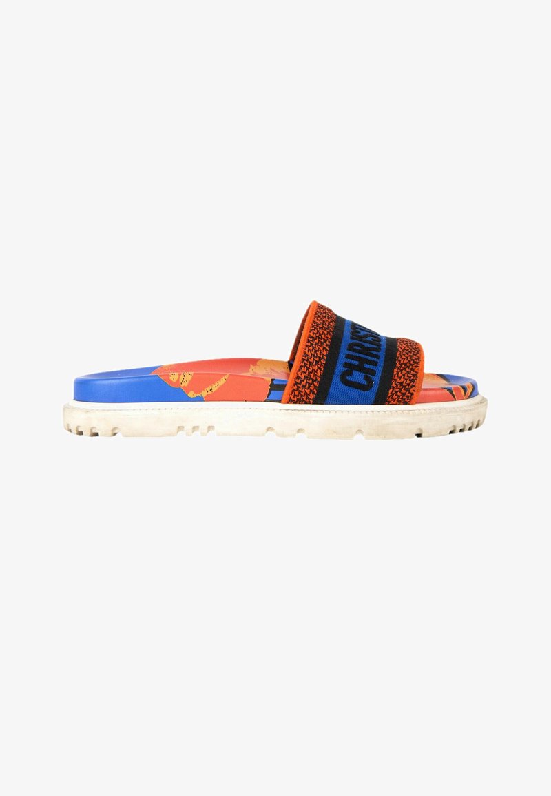 Sandale slide avec bride tissée orange, bleue et noire affichant le texte "CHRIST", semelle intérieure multicolore et semelle extérieure blanche en caoutchouc texturé.