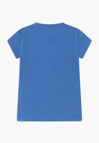 Krátký rukáv tričko v jasně modré bavlně, s jednoduchým designem, kulatým výstřihem a bez viditelných vzorů nebo akcentů.