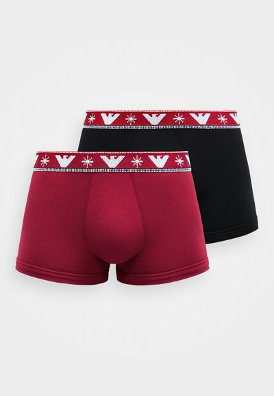 Duas pares de boxers: um bordeaux, um preto. Com um cós elástico padrão com detalhes brancos e logótipos. Textura de tecido suave.
