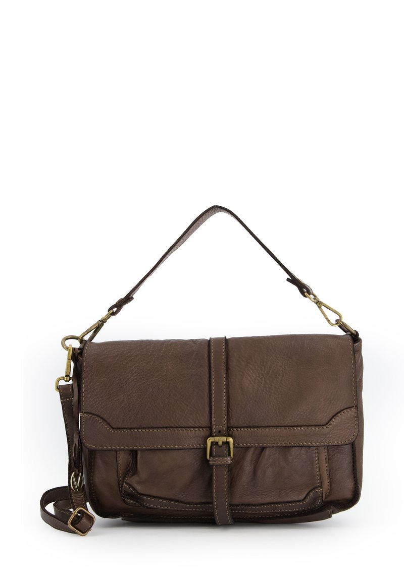 Brun læder crossbody taske med en struktureret overflade, en frontklaff sikret med en spænde og en justerbar rem for alsidighed.