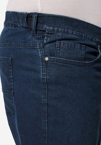 Dunkelblaue Jeans aus Denim mit klassischem Schnitt, fünf Taschen-Design und glatter Textur mit dezenter Verblassung. Verstellbarer Taillenbund inklusive.