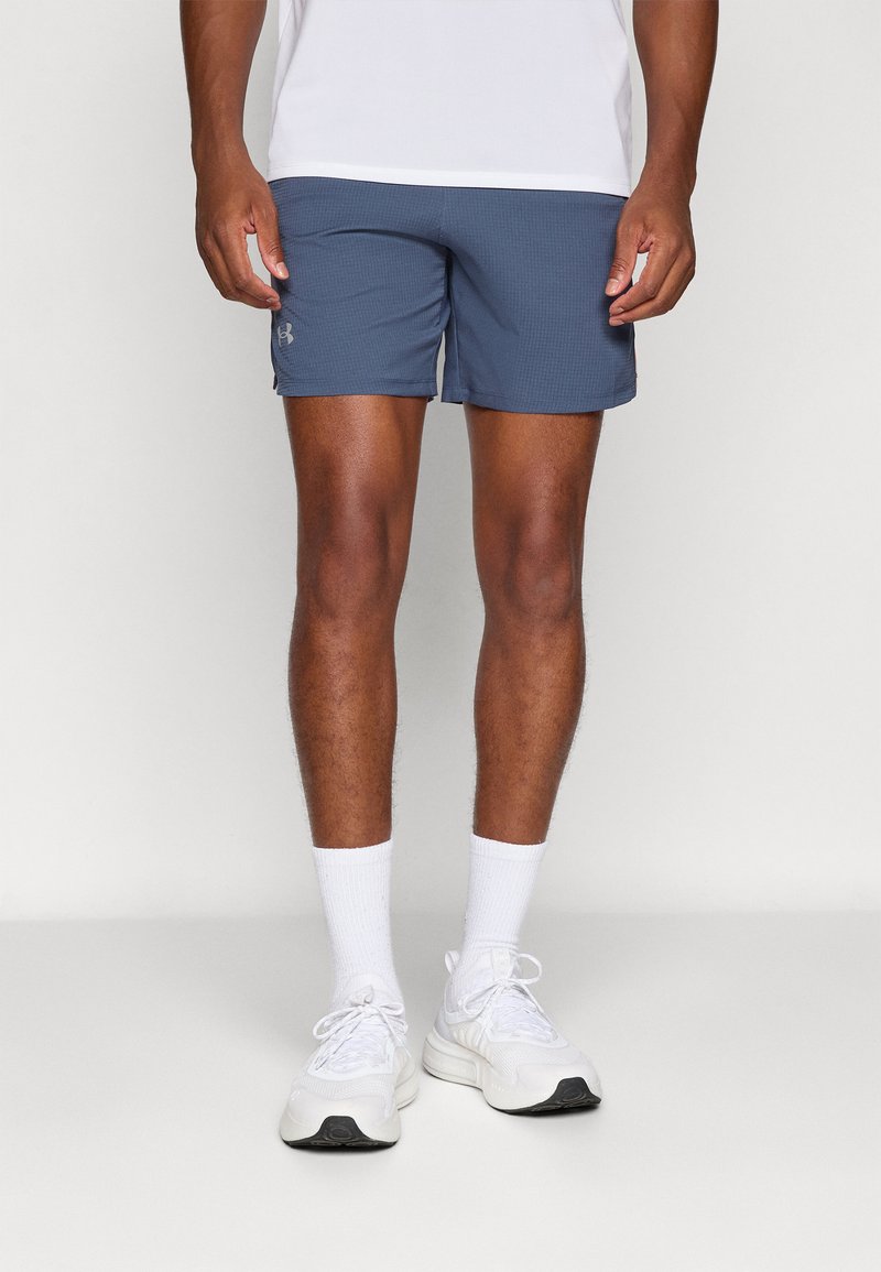 Herren Badehosen in Dunkelblau, leichtes, strukturiertes Material mit elastischem Bund. Kombiniert mit weißen Socken und Sportschuhen.