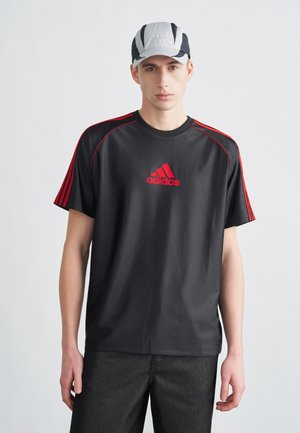BOS TEE - Potiskana majica - black/better scarlet