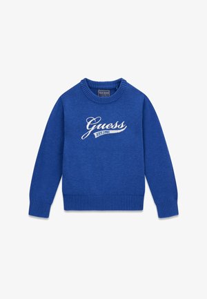 Pull bleu à manches longues avec poignets et ourlet côtelés, avec le texte blanc « Guess EST. 1981 » centré sur la poitrine.