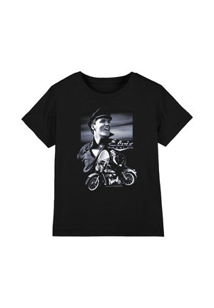 Schwarzes T-Shirt mit schwarz-weißen Bildern eines Mannes, der eine Kappe trägt, lächelt und auf einem Motorrad sitzt, mit seinem Namen daneben.