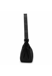 Borsa a sacchetto in tessuto nero con base plissettata e tracolla regolabile, caratterizzata da un motivo a logo impresso. Texture liscia e design minimalista.