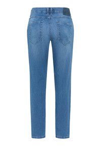 Jeans di denim blu con taglio dritto, dotati di due tasche posteriori, cuciture sottili e una patch in pelle nera sulla cintura.