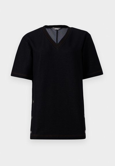 Černé tričko s krátkým rukávem a výstřihem do V, s kontrastním oranžovým prošíváním a patentkami po stranách. Měkký bavlněný materiál.