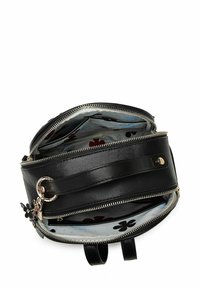 Černý kožený batoh s dvěma přihrádkami na zip, vnitřkem s květinovým vzorem a dekorativním květinovým přívěskem na jezdcích zipu.