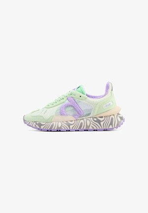 Niskie sneakersy z jasnymi zielonymi i fioletowymi akcentami, panelami z siatki i grubą podeszwą z falistym czarno-beżowym wzorem.