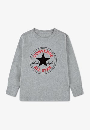 Graues Langarmshirt mit schwarzem Sternlogo in der Mitte, rotem "CONVERSE ALL STAR" Schriftzug und schwarzer "Chuck Taylor" Schrift.