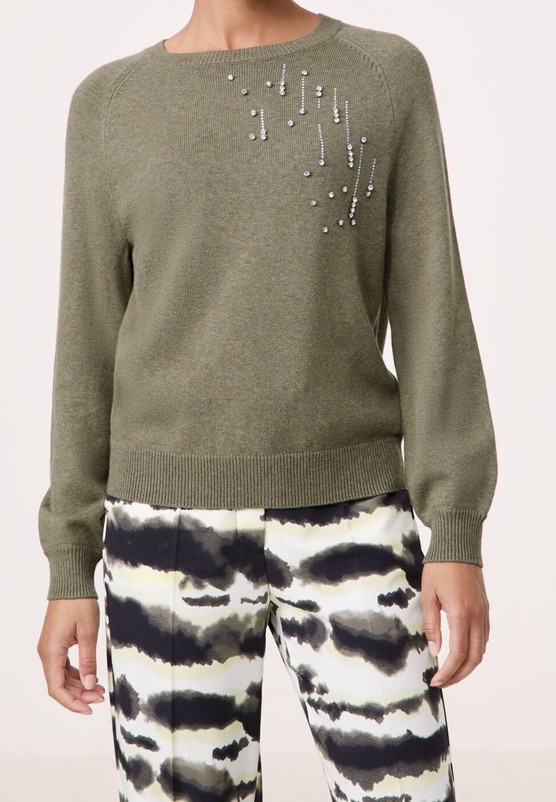 Maglione lavorato a maglia verde oliva con maniche lunghe, scollatura rotonda e impreziosito da perline argentate disposte in un motivo sparso.