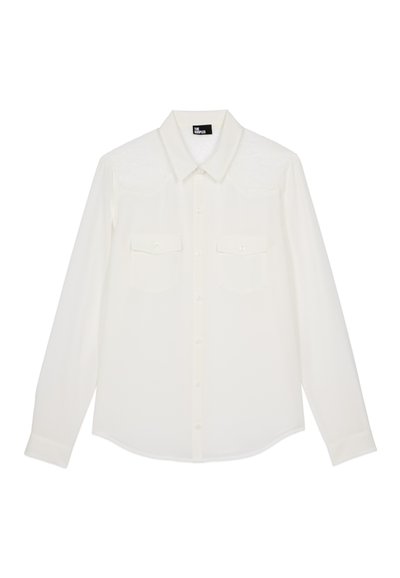 Camicia bianca a maniche lunghe con bottone frontale, due tasche sul petto e dettagli in pizzo sulle spalle; tessuto morbido con orlo curvo.