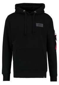 Felpa con cappuccio nera in misto cotone, con tasca frontale, cappuccio regolabile con coulisse e toppa con emblema sul petto. Tasca laterale con zip.