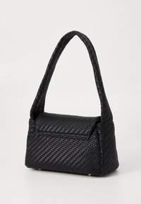 Borsa a tracolla nera intrecciata con una forma strutturata, chiusura a pattina e manico corto. Presenta piedi metallici alla base e una superficie testurizzata.