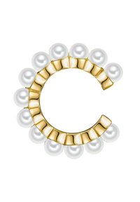 Metalno slovo "C" u zlatnoj boji, ukrašeno sjajnim bijelim biserima duž vrha, s cilindričnim segmentima koji stvaraju teksturirani uzorak.