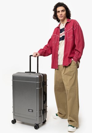 Eastpak RESIST'R  4 ROLLEN TROLLEY L 78 CM - Trolley - brushed metal