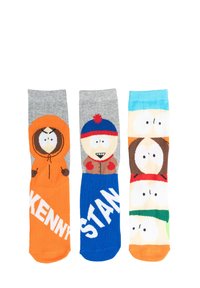 Tre paia di calzini con personaggi dei cartoni animati: arancioni con una figura con cappuccio, grigi con un volto sorridente e celesti con facce multicolori.