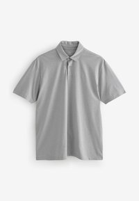 Grå polo skjorte lavet af en blanding af bomuldsstof, med en klassisk krave, korte ærmer og et subtilt logo på brystet. Glat tekstur.
