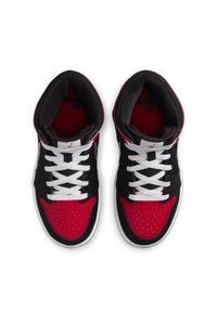 Schwarze und rote High-Top-Sneaker mit weißen Schnürsenkeln. Verfügt über ein strukturiertes Obermaterial und eine perforierte Zehenbox. Gummisohle und gepolsterter Kragen.