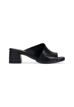 Sandalias de piel negra deslizantes con la punta abierta y un tacón bajo. Textura suave con un diseño curvado y una plantilla contorneada.