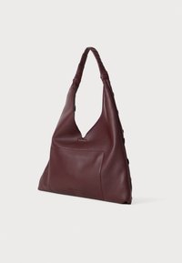 Bolsa de mão em pele burgundy com um formato curvo, textura em pebble, um bolso frontal e uma alça trançada. Apresenta botões decorativos.