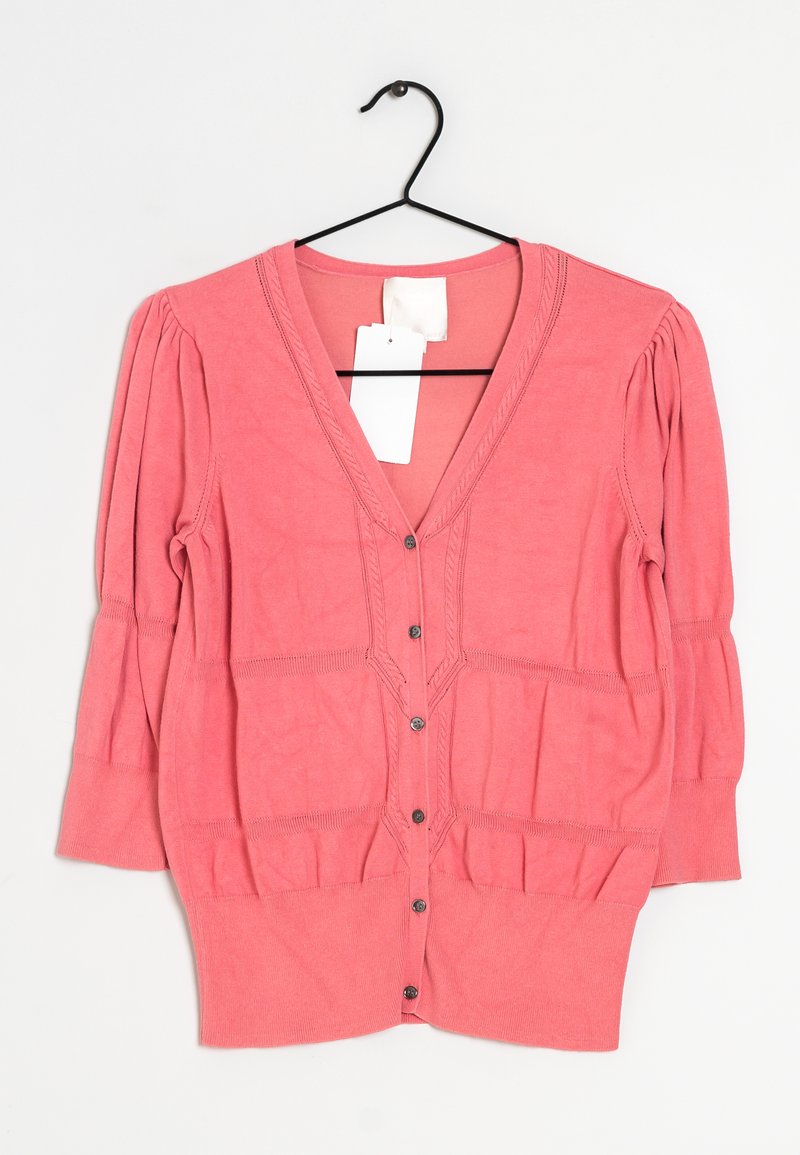 Korallrosa kofta med V-ringning, trekvartslånga ärmar, strukturerad söm och fem runda knappar fram. Tyget är mjukt.