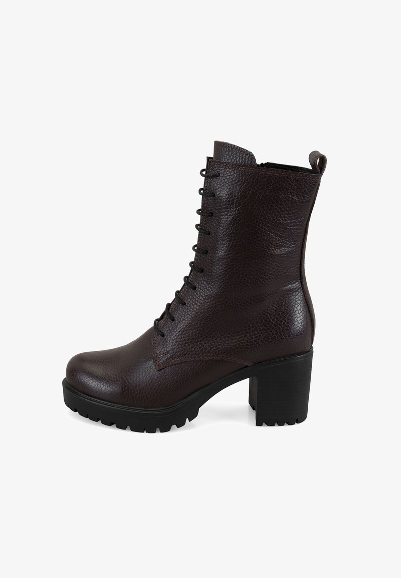 Bottines en cuir marron foncé avec une surface texturée, bout rond, design à lacets et talon bloc haut. Présente une semelle extérieure noire robuste.