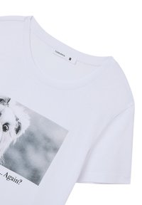 T-shirt bianco in cotone con una stampa grafica in bianco e nero del volto di un cane, accompagnata da testo. Maniche corte e scollo rotondo.