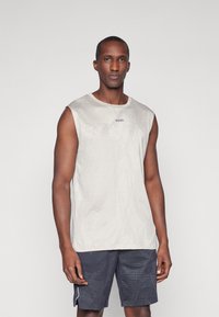 Helles graues ärmelloses Sportshirt mit geometrischen Mustern, ausgestattet mit einem Rundhalsausschnitt und einem kleinen lila "BOSS"-Logo auf der Brust.