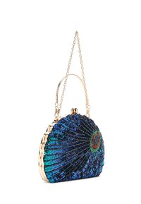 Borsa a cluch decorata con perline a forma di conchiglia, con paillettes blu, verdi e dorate. Catena dorata e dettaglio della chiusura rotonda.