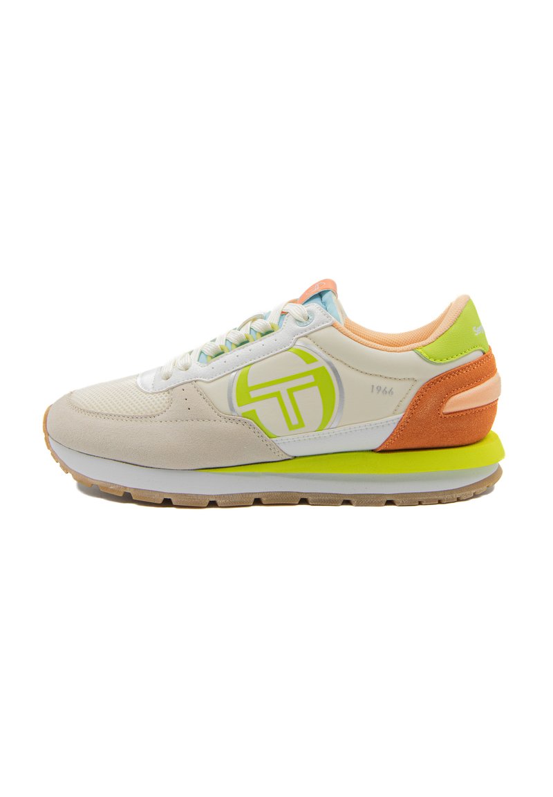 Sneaker mit einem Obermaterial aus leichtem hellbraunem Wildleder und Mesh, leuchtend grünem Logo, orangefarbenem Fersenakzent und weißer Zwischensohle mit einer Gummisohle.