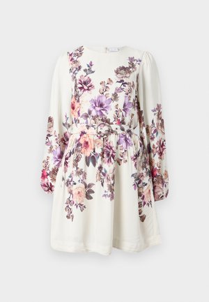 Balta gara piedurkņu kleita ar purpura, rozā un brūniem ziedu rakstiem, pieguļošu jostasvietu ar atbilstošu ziedu jostu un apaļu kakla izgriezumu.