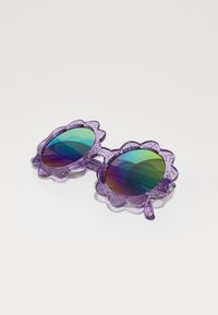 Ochelari de soare cu sclipici mov, cu un cadru în formă de floare și lentile reflectorizante în culori multiple, având un design îndrăzneț și jucăuș.