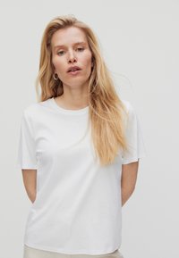 New Look Girls White Cotton blend T-Shirt Size 14-15 Years New Look Girls White Cotton blend T-Shirt Size 14-15 Years