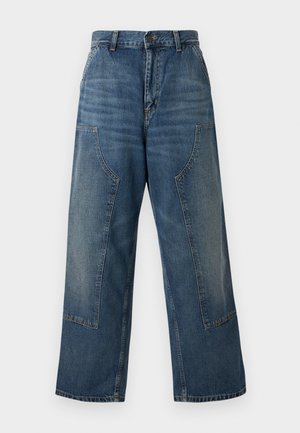 Jean en denim à jambe large avec une teinte bleu moyen, doté d'une taille haute et de détails en panneaux contrastants. Fabriqué en coton robuste.