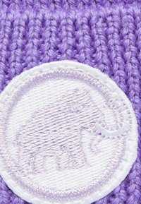 Tessuto lavorato a maglia di colore viola con una toppa circolare bianca che presenta un design di un elefante di un viola chiaro. La texture è morbida e fibrosa.