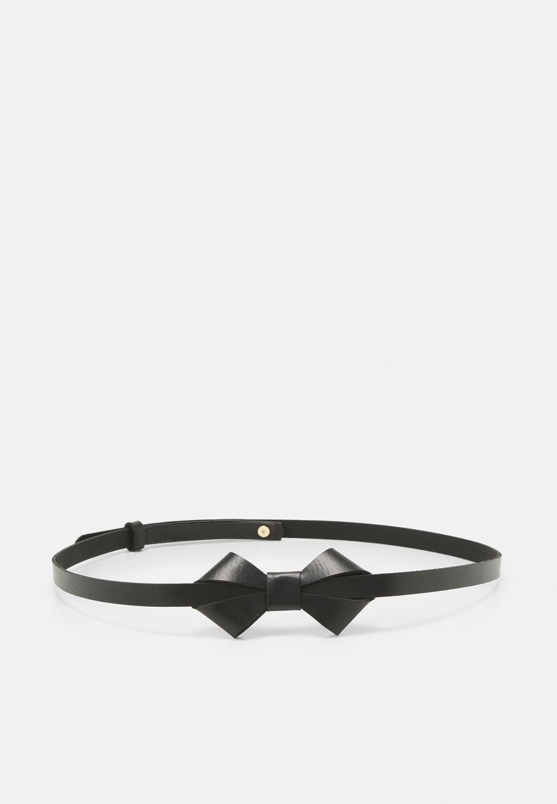 Ceinture fine en cuir noir avec un petit nœud décoratif à l'avant et une boucle ajustable sur fond blanc.