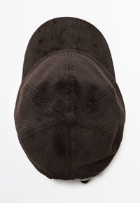Cappello di corda marrone scuro con una parte superiore arrotondata, cuciture visibili e un piccolo bottone al centro. Cinturino regolabile sul retro.